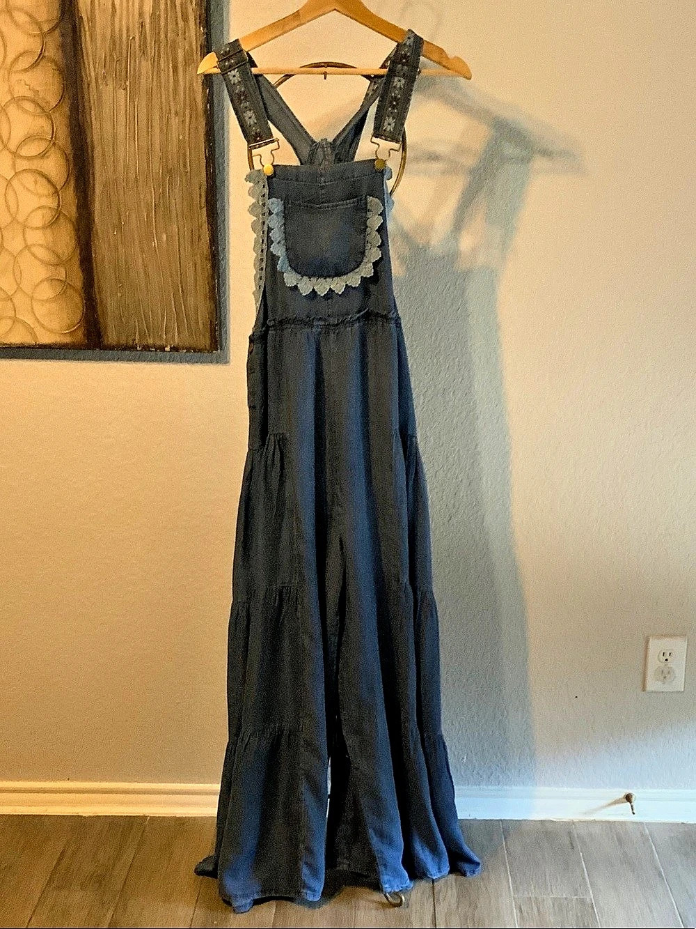 Veveret Jumpsuit with Lace Trim and Floral Straps Size Large NWT